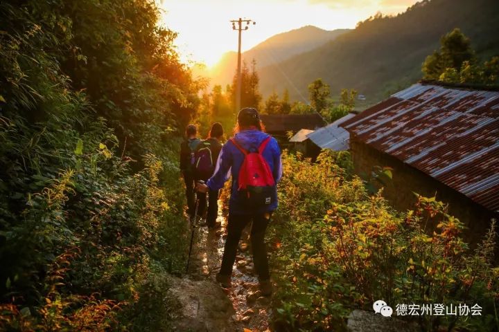 登山我最强城镇叠叠乐下载-登山我最强中文下载手机版v.3.25